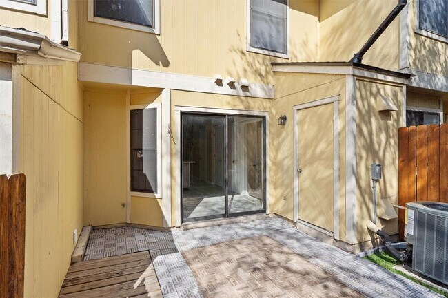 Building Photo - 11901 Swearingen Dr