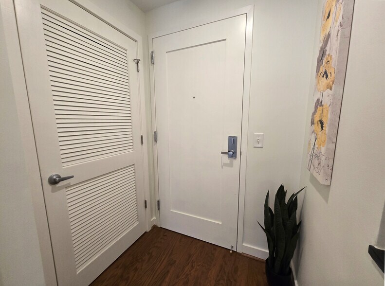 Foyer - 1320 Fenwick Ln