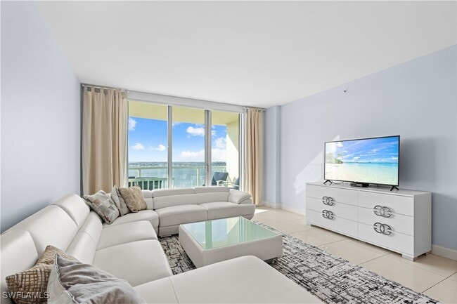 Building Photo - 3000 Oasis Grand Blvd