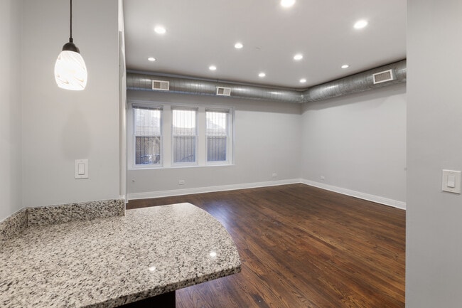 Building Photo - 1608 W Sherwin Ave