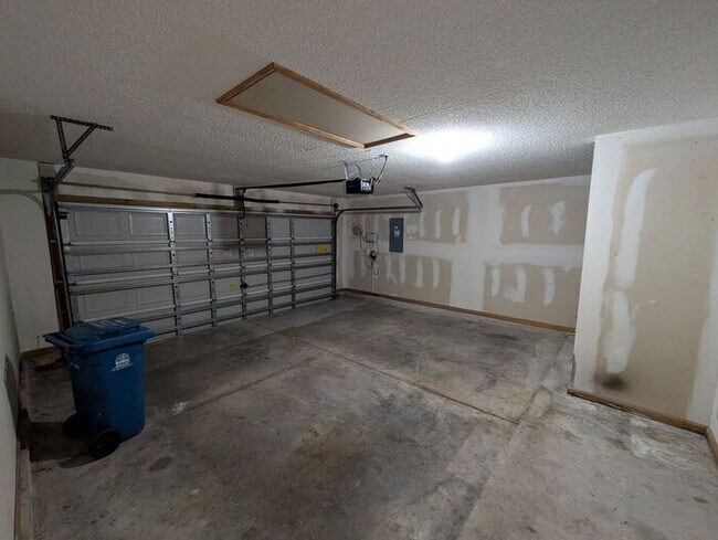 Building Photo - 712 N Edenbridge Way