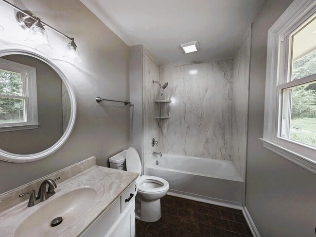 Building Photo - 929 Greenbriar Dr