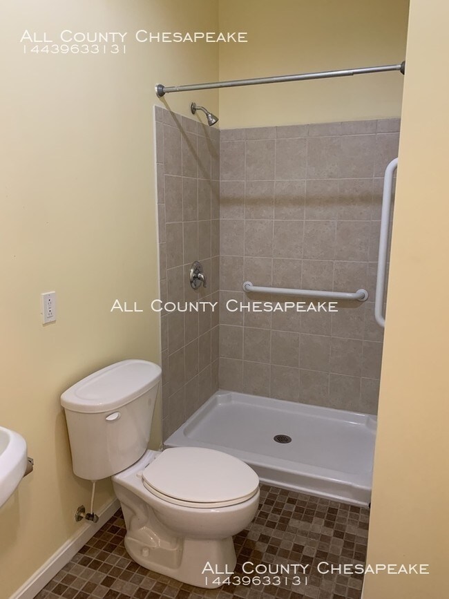 Building Photo - Beautiful Townhouse