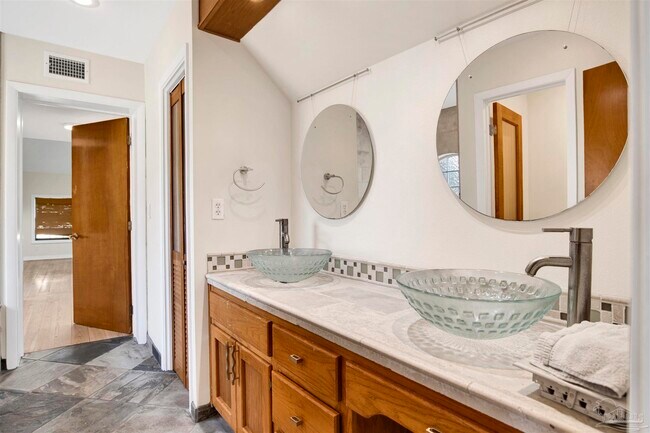 Building Photo - 525 Lakewood Rd