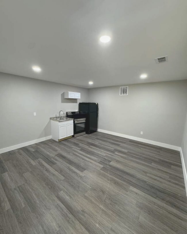 Building Photo - 555 Paines Ave NW