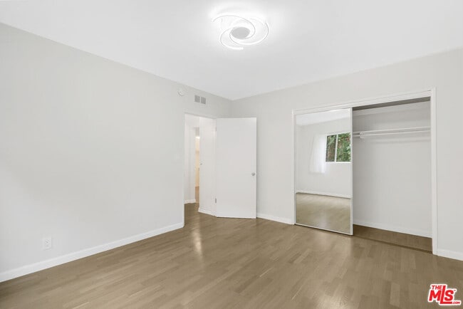 Building Photo - 2488 Beachwood Dr