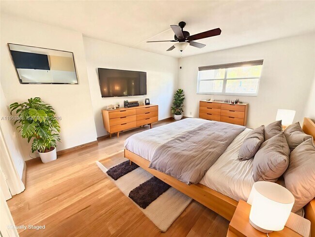 Building Photo - 901 NE 14th Ave