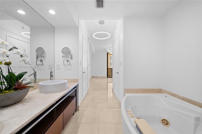 Building Photo - 16275 Collins Ave