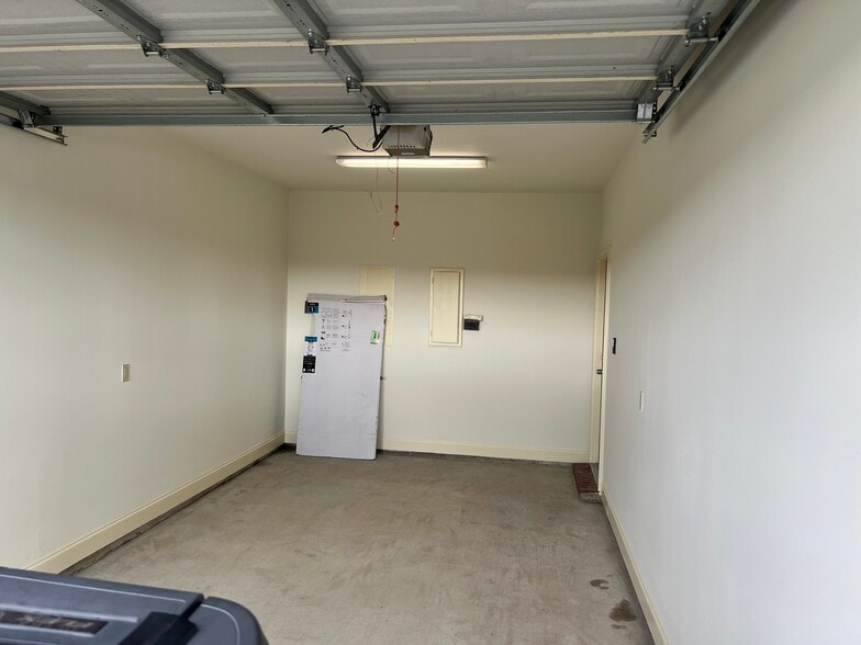 Single Car Garage - 37140 Woodgate Ave