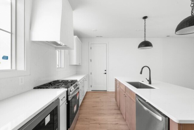Building Photo - 1814 Stewart Pl