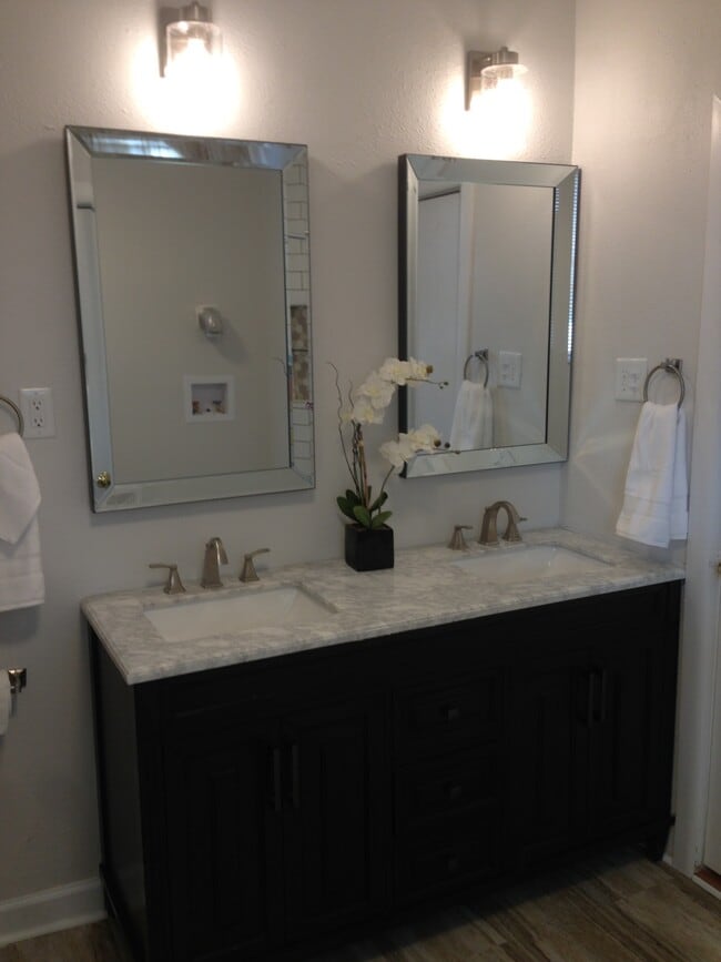 Double sink in bathroom - 1613 Fletcher Ave