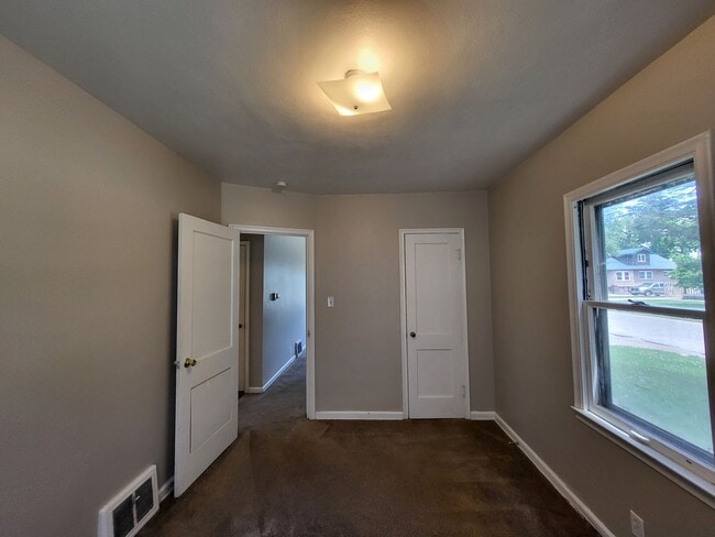 Building Photo - Don't miss this fully fenced back yard, de...