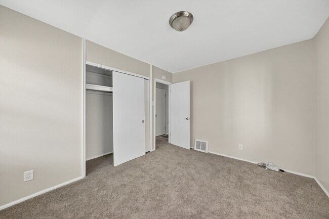 Building Photo - 115 Spring Garden Dr