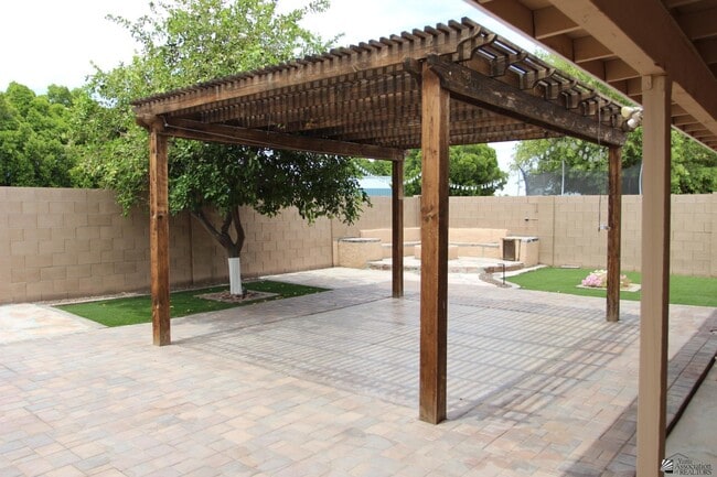 Building Photo - 2090 S 44th Dr