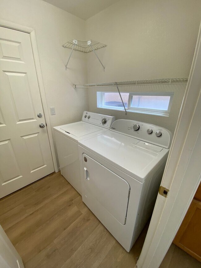 Building Photo - Great 4 bed/2.5 bath home located in the Southern area