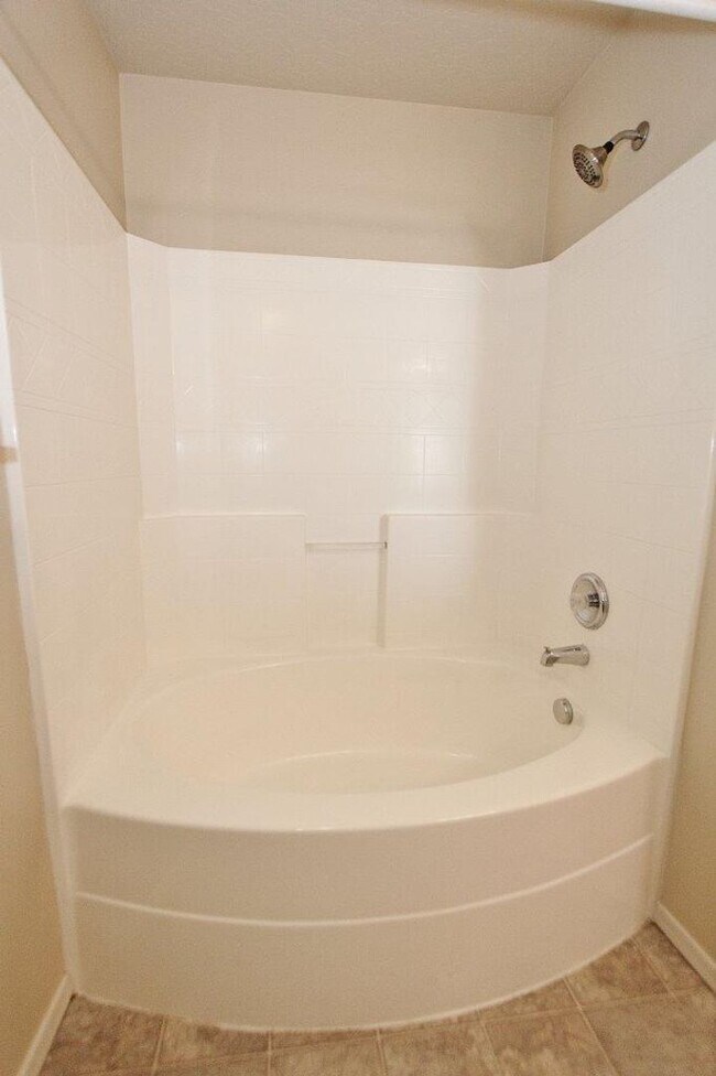 Building Photo - Immaculate Single-Level Home