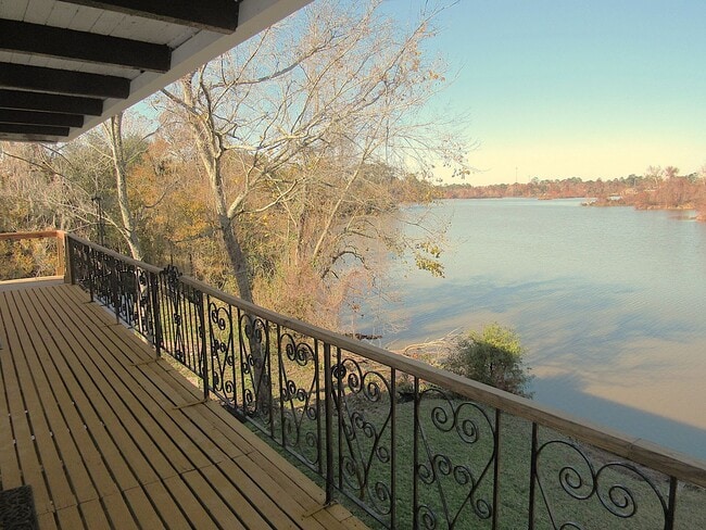 Building Photo - Fully Furnished Humble Duplex on the Water