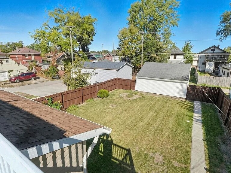 Building Photo - 121 E Branning Ave