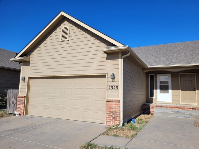 Building Photo - $1575 - 4 bedroom/ 2 bathroom - Gorgeous q...