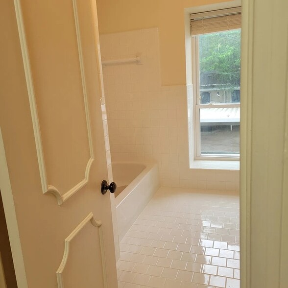 Building Photo - 1710 Scenic Dr