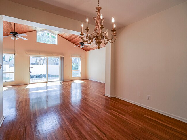 Building Photo - 131 Peppertree Dr