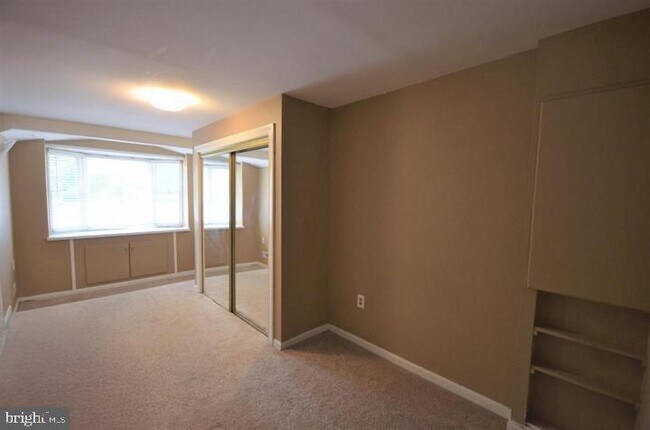 Building Photo - 2400 Arlington Blvd