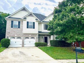 Building Photo - Large 4 Bedroom 2.5 Bath Home