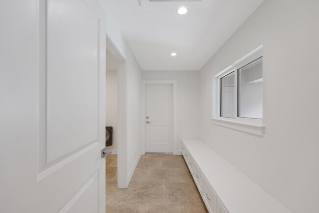 Building Photo - 1386 S Atlantic Dr