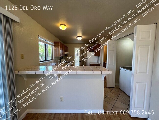 Building Photo - 1125 Del Oro Way