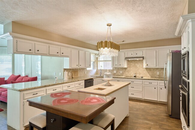 Building Photo - 121 April Waters Dr N