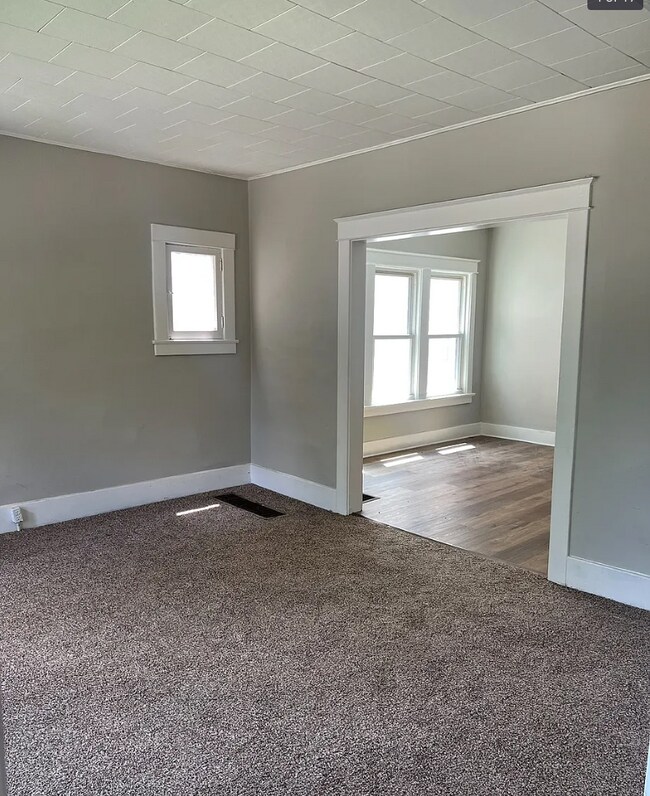 Building Photo - Updated and Spacious!