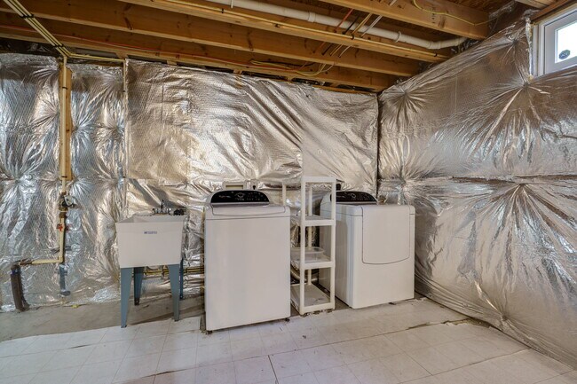 Building Photo - 3594 Armada Dr
