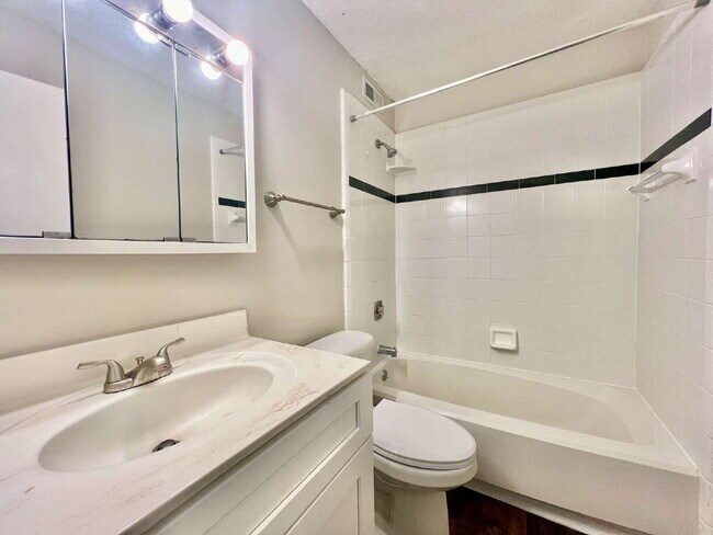 Building Photo - CONDO MINUTES FROM SouthParK!