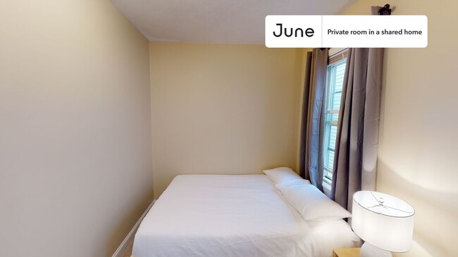 Building Photo - Private bedroom in 3 bed/1 bath Home