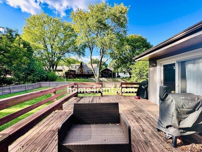 Building Photo - A Lovely Lenexa Home w/ Wood Floors Throughout, Updated Kitchen, Finished Basement and a Fenced Y...