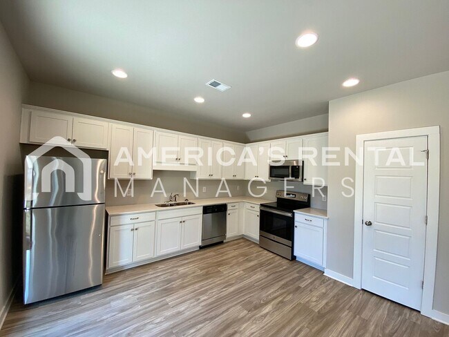 Building Photo - Spacious Home for Rent in Weaver AL... Ava...