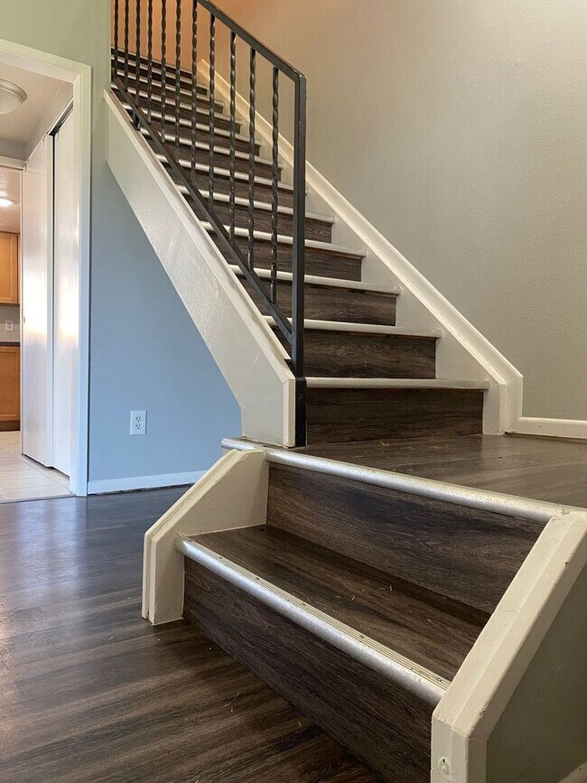 Building Photo - Amazing 3 Bed / 2.5 Bath Townhome in 1st V...