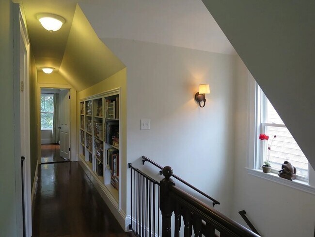 Building Photo - 19 Anson St