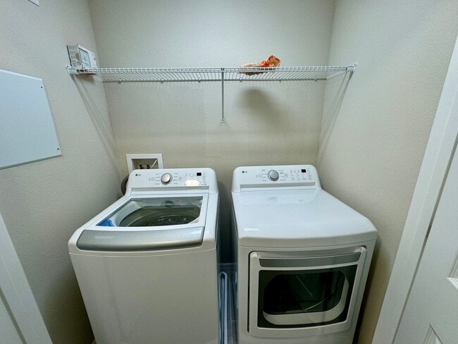Building Photo - FOR RENT - Fantastic end unit townhouse in...