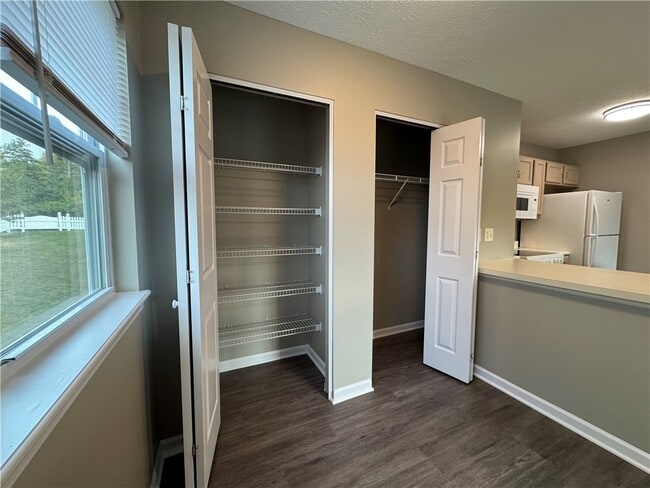 Building Photo - 808 Farmstead Ct