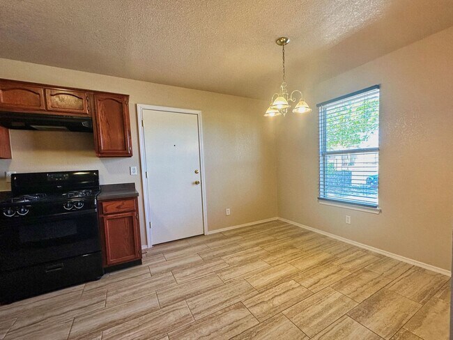 Building Photo - Eastside 3 Bedroom 2 Bath