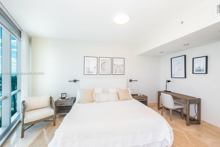 Building Photo - 17121 Collins Ave