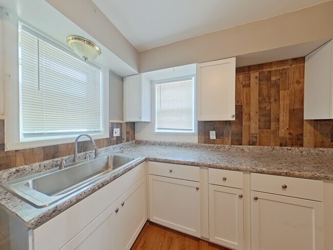 Building Photo - 1633 Veronica Ave