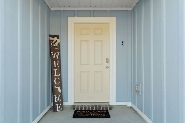 Building Photo - Gorgeous and Spacious 5/3 Home with Commun...