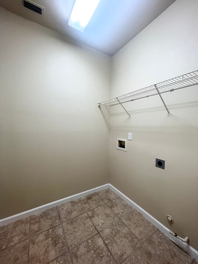 Building Photo - 1732 Hiawatha Dr