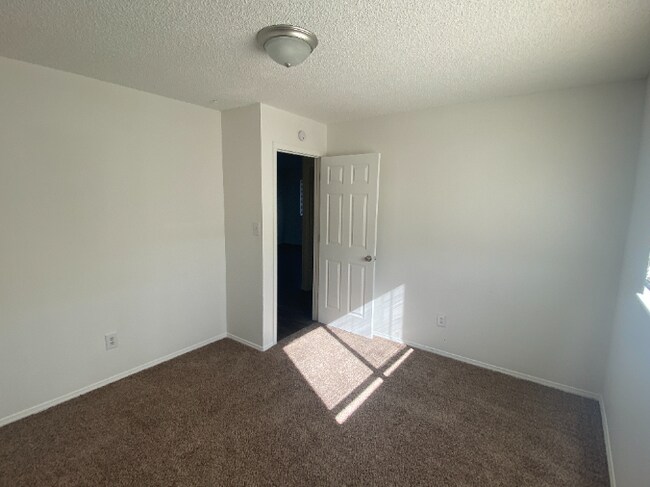 Building Photo - Cozy Condo Available NOW!