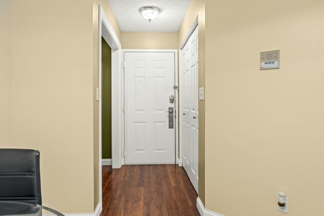 Building Photo - 4530 Village Ct