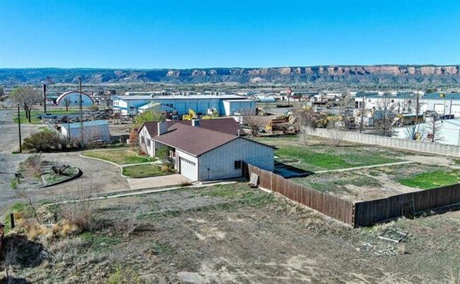 Building Photo - 3 Bed 2.5 Bath Home Available!