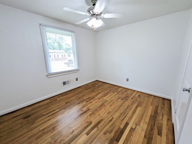 Building Photo - 933 Foley Dr