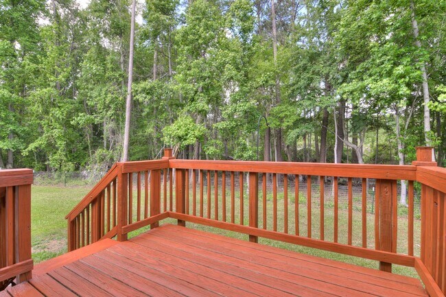 Building Photo - 3 Bedroom 2.5 Bath - Over Half Acre Lot!